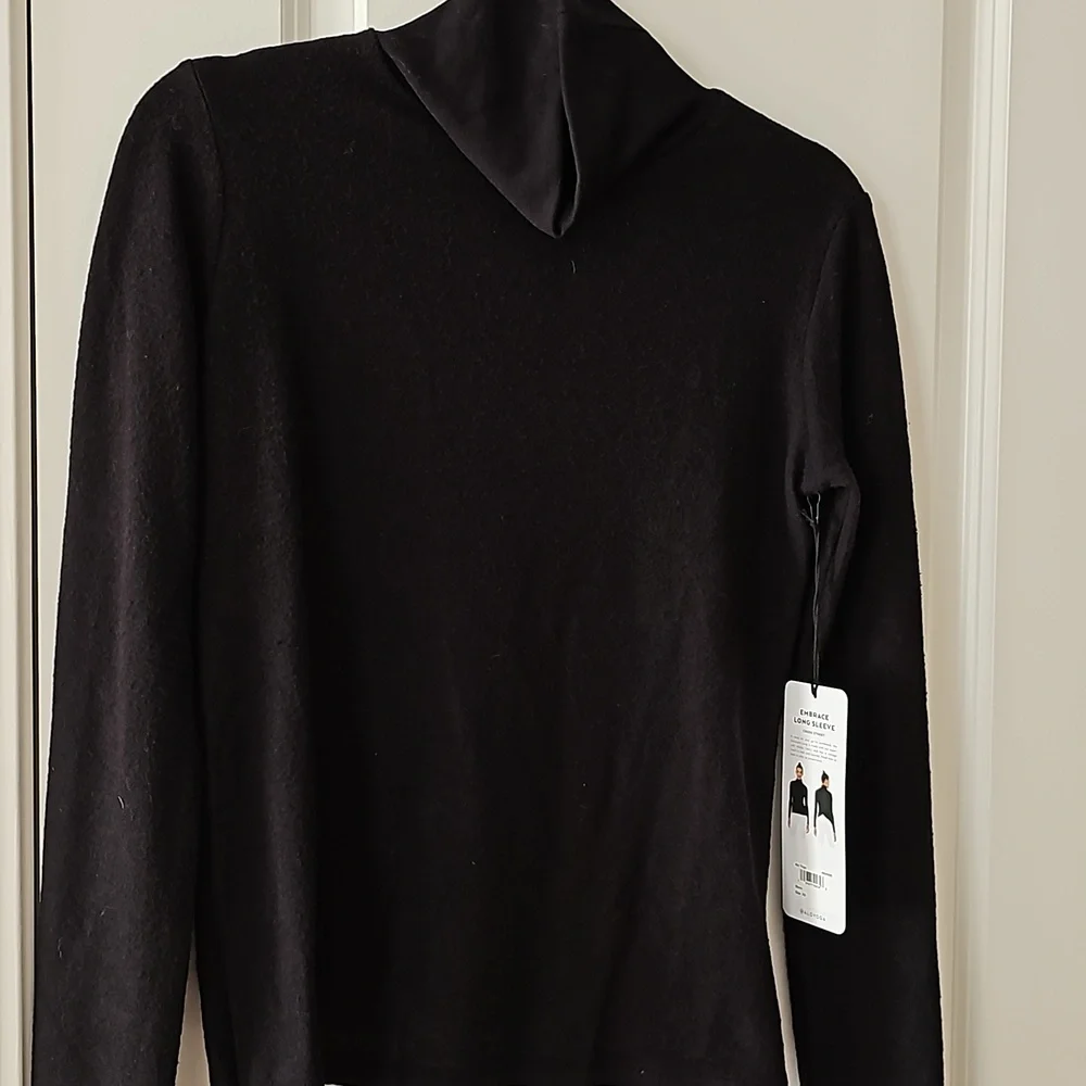 NWT- Alo Embrace Long Sleeve Cross Street - Picture 1 of 6